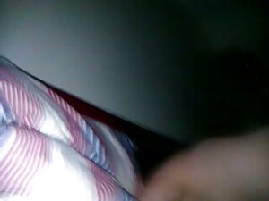 バスタブに横たわっている女の子は、シャワ ...