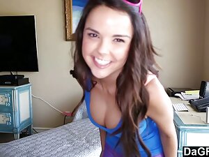 狡猾な女の子にエロマッサージを提供する犬 ...