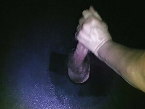 ブルネットは女の子に行き、彼女の母親と彼 ...