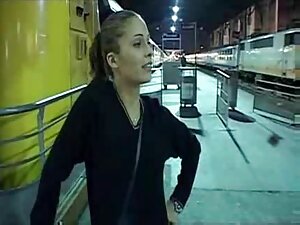 Alinaは自分自身とcumsを満たしま ...