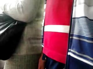 若い男性は一度に二つの古い女性を性交しま ...