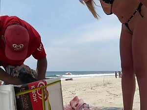 木の下で森を放尿するスリムなニンフ 女性 ...