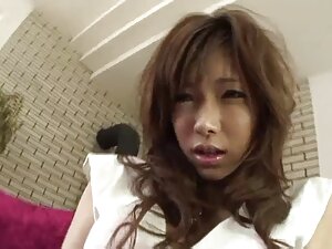 大きな胸を持つ女性は膣をmasturba ...