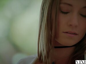 暗い肌の売春婦は自分自身を恋人とみなし、 ...