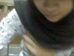 愛人は彼女の奴隷の顔に猫を座っている エ ...