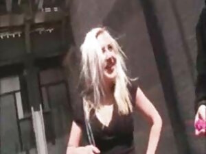 情熱を持っている男性は制服で二人の女性を ...
