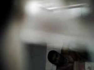 美しいブルネット角質と男にあきらめる 女 ...