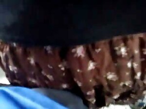 家政婦はゲストのメンバーに尋ねました 女 ...