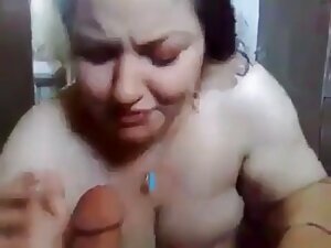 ブルネットはひげを生やした隣人に深いbl ...