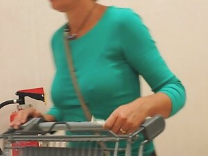 雛と大きな滑らかなお尻に座って滑りにコッ ...