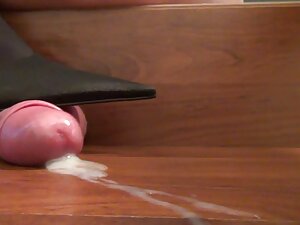 男はタイトに性交する彼のガールフレンドを ...