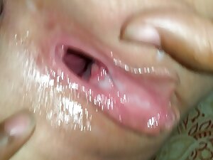 おじいちゃんはパンティーを引き裂き、孫娘 ...