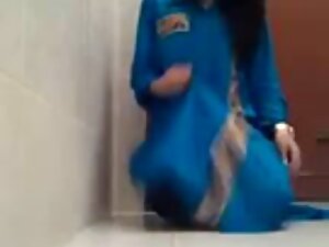 妻が寝室にいる間、夫は部屋にいて使用人を ...