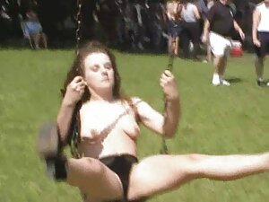女の子は膣に滞在するために彼女の父親を汲 ...